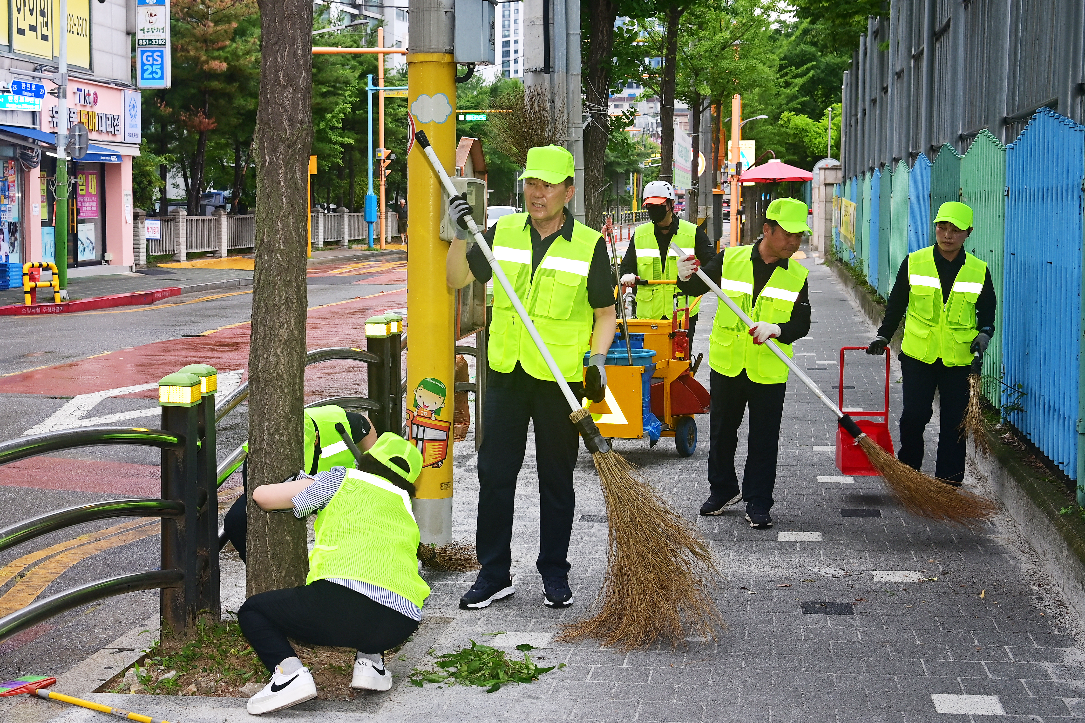 이재호 연수구청장이 7월 1일 민선8기 3주년을 맞아 도로환경공무관과 지역 내 옥련시장과 독배로 일대를 중심으로 가로 청소 활동을 했다